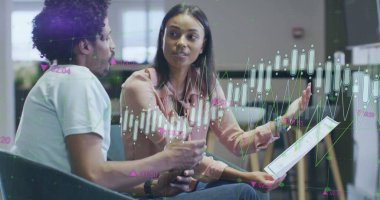 Ofisteki çeşitli iş adamlarıyla ilgili finansal veri işleme resmi. Küresel finans, iş, bağlantılar, hesaplama ve veri işleme kavramı dijital olarak oluşturuldu.