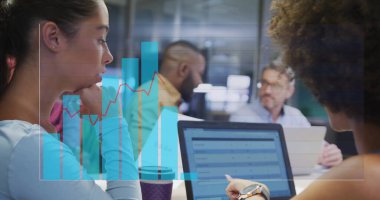 Ofiste dizüstü bilgisayar kullanan çeşitli iş adamlarının veri işleme görüntüsü. Küresel finans, iş, bağlantılar, hesaplama ve veri işleme kavramı dijital olarak oluşturuldu.