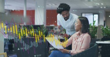 Çeşitli erkek ve kadın meslektaşların ofiste konuştuğu verileri işleyen grafiklerin resmi. Ağ, veri, dijital arayüz, takım çalışması, iş ve iletişim, dijital olarak oluşturulmuş görüntü.