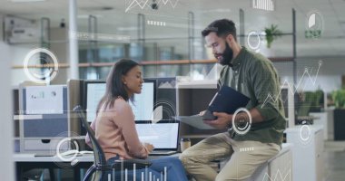 Çeşitli erkek ve kadın meslektaşların günlük ofiste tartıştıkları veri işleme görüntüsü. Ağ, veri, dijital arayüz, takım çalışması, iş ve iletişim, dijital olarak oluşturulmuş görüntü.