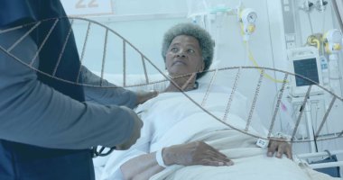 Afrika kökenli Amerikalı erkek doktor ve yaşlı kadın hasta konuşmalarındaki DNA örneği. Danışmanlık, veri, dijital arayüz, bağlantı, hastane ve sağlık hizmetleri, dijital olarak oluşturulmuş görüntü.