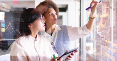 Ofisteki çeşitli iş adamlarının veri işleme görüntüsü. Küresel finans, iş, bağlantılar, hesaplama ve veri işleme kavramı dijital olarak oluşturuldu.