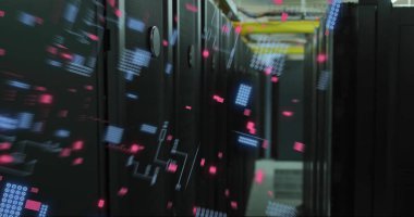 Bilgisayar sunucularının üzerindeki dijital veri işleme ve devre kartının resmi. Dijital olarak oluşturulmuş küresel bağlantılar, hesaplama ve veri işleme kavramı.