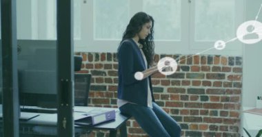 Akıllı telefon kullanan iki ırklı iş kadınının üzerindeki simgelerle olan bağlantıların animasyonu. Teknoloji, iş ve dijital arayüz kavramı dijital olarak oluşturulmuş video.