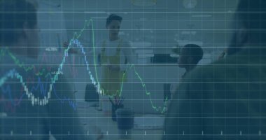 Dizüstü bilgisayar kullanarak çeşitli iş adamlarının finansal veri işleme görüntüsü. Küresel finans, iş, bağlantılar, hesaplama ve veri işleme kavramı dijital olarak oluşturuldu.