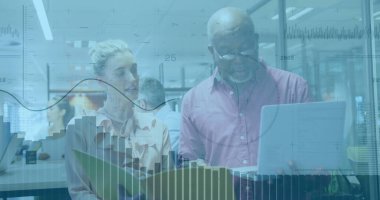 Belgeleri analiz ediyorum. Ofis geçmişinde finansal veri görüntüsü olan iş adamları. analiz, finans, takım çalışması, şirket, toplantı, beyin fırtınası