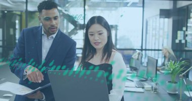 Ofiste iş tartışması yapan çeşitli meslektaşların mali veri işleme görüntüsü. Küresel iş, finans, hesaplama ve dijital arayüz kavramı dijital olarak oluşturuldu.