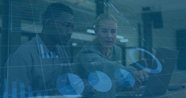 Veri tablolarının ve grafiklerin incelenmesi iki profesyonel iş adamı üzerinde tartışılıyor. veri analizi, analitik, takım çalışması, işbirliği, toplantı, kurumsal