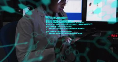 Tablet kullanan çift ırklı kadın bilim adamı üzerinde veri işleme ve kimyasal formülün animasyonu. Bilim ve dijital arayüz kavramı dijital olarak oluşturulmuş video.