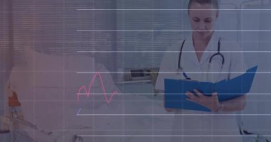 Beyaz kadın doktor üzerinden finansal veri işleme animasyonu. Küresel tıp, işletme, bağlantılar, hesaplama ve veri işleme kavramı dijital olarak oluşturulmuş video.