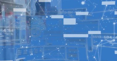 Çeşitli öğrencilerin kütüphanede kitap okumaları üzerinde şekil ve veri işleme animasyonları. Teknoloji, eğitim ve dijital arayüz kavramı dijital olarak oluşturulmuş video.