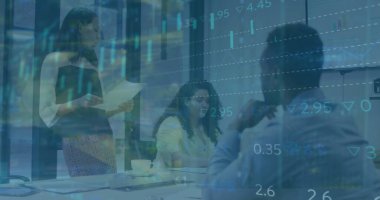 Ofisteki çeşitli iş adamlarıyla ilgili finansal veri işleme resmi. Küresel finans, iş, bağlantılar, hesaplama ve veri işleme kavramı dijital olarak oluşturuldu.