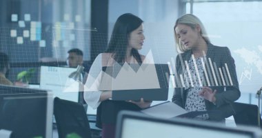 Ofiste iş tartışması yapan çeşitli meslektaşların mali veri işleme görüntüsü. Küresel iş, finans, hesaplama ve dijital arayüz kavramı dijital olarak oluşturuldu.