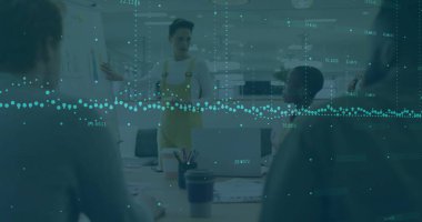 Ofisteki çeşitli iş adamlarıyla ilgili finansal veri işleme resmi. Küresel finans, iş, bağlantılar, hesaplama ve veri işleme kavramı dijital olarak oluşturuldu.