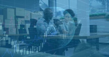 Dizüstü bilgisayar kullanarak çeşitli iş adamlarının finansal veri işleme görüntüsü. Küresel finans, iş, bağlantılar, hesaplama ve veri işleme kavramı dijital olarak oluşturuldu.