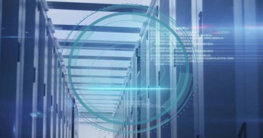 Sunucu odasındaki dairesel biyometrik göz tarayıcı ve işlem verilerinin görüntüsü. Veri, güvenlik, biyometrik, dijital arayüz, bağlantı, işleme ve iletişim, dijital olarak oluşturulmuş görüntü.