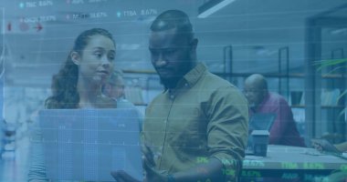 Dizüstü bilgisayar kullanarak çeşitli iş adamlarının finansal veri işleme görüntüsü. Küresel finans, iş, bağlantılar, hesaplama ve veri işleme kavramı dijital olarak oluşturuldu.