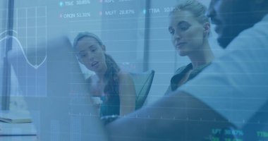 Dizüstü bilgisayar kullanarak çeşitli iş adamlarının finansal veri işleme görüntüsü. Küresel finans, iş, bağlantılar, hesaplama ve veri işleme kavramı dijital olarak oluşturuldu.