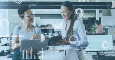 Ofiste iş tartışması yapan çeşitli meslektaşların mali veri işleme görüntüsü. Küresel iş, finans, hesaplama ve dijital arayüz kavramı dijital olarak oluşturuldu.