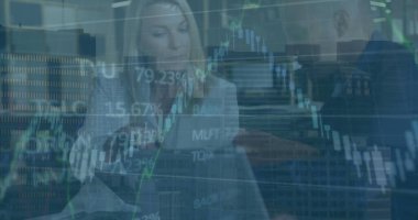 Dizüstü bilgisayar kullanarak çeşitli iş adamlarının finansal veri işleme görüntüsü. Küresel finans, iş, bağlantılar, hesaplama ve veri işleme kavramı dijital olarak oluşturuldu.