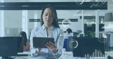 Ofiste tablet kullanan melez bir iş kadınının mali veri işleme görüntüsü. Küresel iş, finans, hesaplama ve dijital arayüz kavramı dijital olarak oluşturuldu.