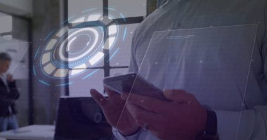 Beyaz adamın akıllı telefon kullanarak veri işleme ve tarama alanının görüntüsü. Küresel iş, teknoloji ve dijital arayüz kavramı dijital olarak oluşturulmuş görüntü.