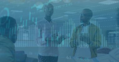 Ofisteki çeşitli iş adamlarıyla ilgili finansal veri işleme resmi. Küresel finans, iş, bağlantılar, hesaplama ve veri işleme kavramı dijital olarak oluşturuldu.