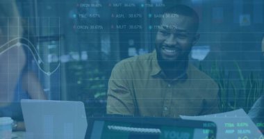 Dizüstü bilgisayar kullanarak çeşitli iş adamlarının finansal veri işleme görüntüsü. Küresel finans, iş, bağlantılar, hesaplama ve veri işleme kavramı dijital olarak oluşturuldu.