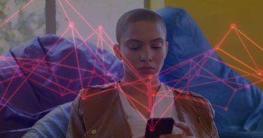 Akıllı telefon kullanan melez bir kadın üzerinden bağlantı ağı görüntüsü. Küresel iş, teknoloji ve dijital arayüz kavramı dijital olarak oluşturulmuş görüntü.