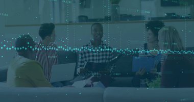 Dizüstü bilgisayar kullanarak çeşitli iş adamlarının finansal veri işleme görüntüsü. Küresel finans, iş, bağlantılar, hesaplama ve veri işleme kavramı dijital olarak oluşturuldu.