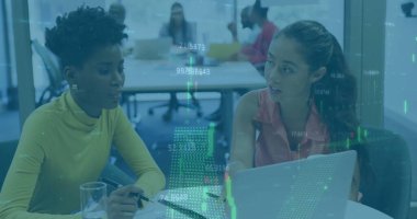 Dizüstü bilgisayar kullanarak çeşitli iş adamlarının finansal veri işleme görüntüsü. Küresel finans, iş, bağlantılar, hesaplama ve veri işleme kavramı dijital olarak oluşturuldu.