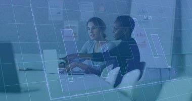 Ofisteki çeşitli iş adamlarıyla ilgili finansal veri işleme resmi. Küresel finans, iş, bağlantılar, hesaplama ve veri işleme kavramı dijital olarak oluşturuldu.