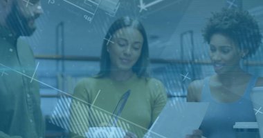 Ofisteki çeşitli iş adamlarıyla ilgili finansal veri işleme resmi. Küresel finans, iş, bağlantılar, hesaplama ve veri işleme kavramı dijital olarak oluşturuldu.