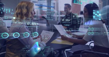 Muhtelif meslekdaşların ofiste iş tartışmalarına ilişkin diyagramlar ve veri işleme resimleri. Küresel iş, takım çalışması ve dijital arayüz kavramı dijital olarak oluşturulmuş görüntü.