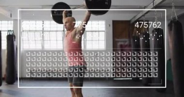 Spor salonunda halter kaldıran beyaz bir adamın veri işleme animasyonu. Küresel spor, yaşam tarzı, hesaplama ve dijital arayüz kavramı dijital olarak oluşturulmuş video.