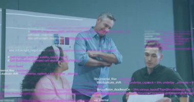 Muhtelif meslektaşların ofiste iş görüşmesi üzerine veri işleme animasyonu. Küresel iş ve dijital arayüz kavramı dijital olarak oluşturulmuş video.