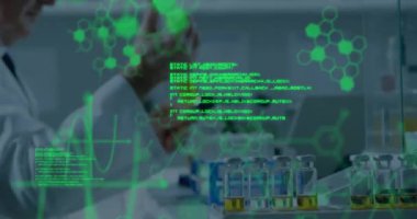 Kafkas erkek bilim adamının laboratuvarda bilimsel veri işleme animasyonu. Küresel bilim, bağlantılar, hesaplama ve veri işleme kavramı dijital olarak oluşturulmuş video.