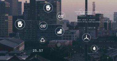 Şehrin üzerindeki ekolojik simge ağının animasyonu. Küresel çevre, bağlantılar, hesaplama ve veri işleme kavramı dijital olarak oluşturulmuş video.