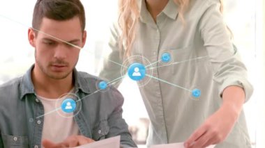 Kafkasyalı meslektaşların iş hakkında konuştuğu simgelerle bağlantı ağının animasyonu. Küresel iş ve dijital arayüz kavramı dijital olarak oluşturulmuş video.