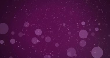 Mor arkaplanda hareket eden parlak ışık lekelerinin canlandırması. Renk, şekil, ışık ve hareket konsepti dijital olarak oluşturulmuş video.