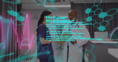 Hastanede konuşan çeşitli doktorlarla ilgili veri işleme ve kimyasal formüllerin animasyonu. Tıp ve dijital arayüz kavramı dijital olarak oluşturulmuş video.