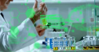 Kimyasal formülün animasyonu ve deneyler yapan beyaz erkek bilim adamı üzerinde veri işleme. Küresel bilim ve dijital arayüz kavramı dijital olarak oluşturulmuş video.