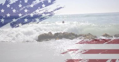 Deniz ve sahil üzerinde Amerikan bayrağının canlandırılması. Yaz, tatil, vatanseverlik ve dijital arayüz konsepti dijital olarak oluşturulmuş video.