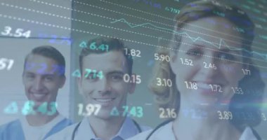 Çeşitli doktorlar üzerinde veri işleme animasyonu. Küresel tıp, bağlantılar, hesaplama ve veri işleme kavramı dijital olarak oluşturulmuş video.