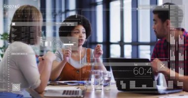 Muhtelif meslektaşların ofiste iş görüşmesi üzerine veri işleme animasyonu. Küresel iş, bilgisayar ve dijital arayüz kavramı dijital olarak oluşturulmuş video.