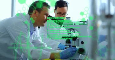 Laboratuvarda mikroskop kullanan çeşitli bilim adamları üzerinde kimyasal formülün ve veri işlemenin animasyonu. Küresel bilim ve dijital arayüz kavramı dijital olarak oluşturulmuş video.
