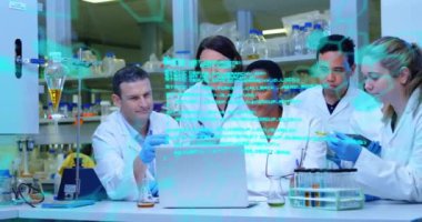 Laptop kullanan çeşitli bilim adamları üzerinde kimyasal formüllerin ve veri işlemenin animasyonu. Küresel bilim ve dijital arayüz kavramı dijital olarak oluşturulmuş video.