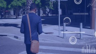 Animasyon üzerinde veri analizi ve grafiklerle sokakta yürüyen bir iş adamı. teknoloji, yenilik, kentsel, profesyonel, finans, dijital