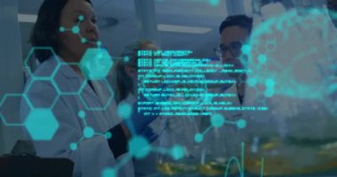 Laboratuvardaki çeşitli bilim adamları üzerinde bilimsel veri işleme animasyonu. Küresel bilim, bağlantılar, hesaplama ve veri işleme kavramı dijital olarak oluşturulmuş video.