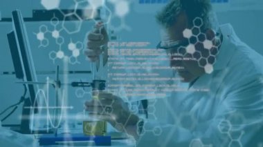 Kafkas erkek bilim adamının laboratuvarda bilimsel veri işleme animasyonu. Küresel bilim, bağlantılar, hesaplama ve veri işleme kavramı dijital olarak oluşturulmuş video.